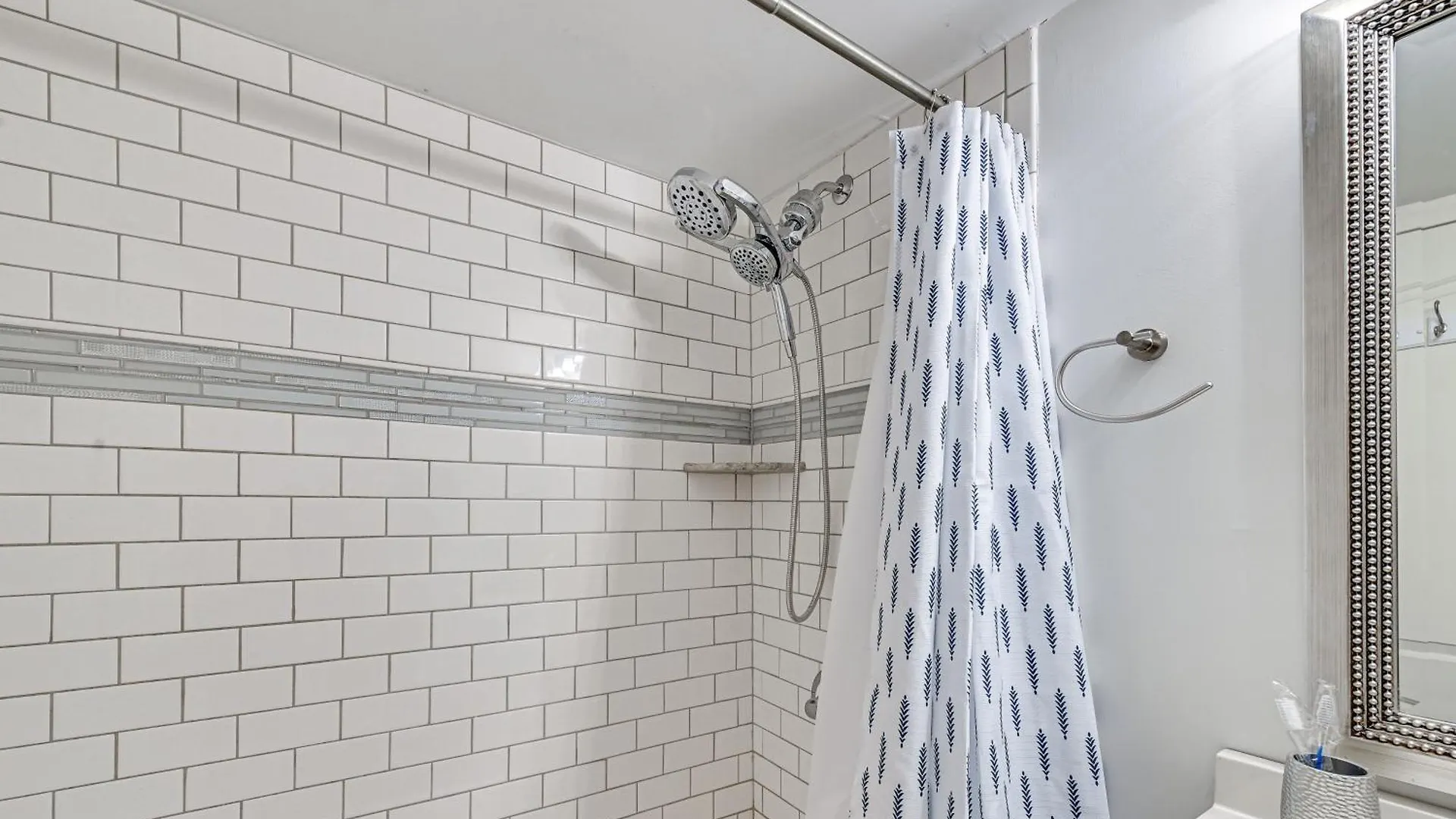 Family-Friendly Louisville Gem Prime Location! 0*,